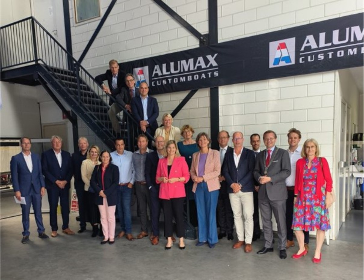 Minister Schreinemacher is onder de indruk van innovatiedrang bij bezoek aan Alumax 2